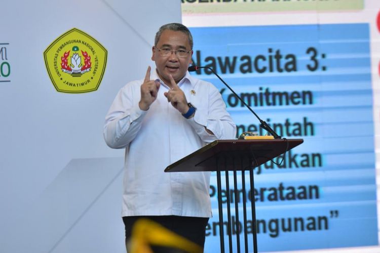 Mendes PDTT Eko Putro Sandjojo dalam acara wisuda 90 penggiat desa, di Gedung Techno Park Universitas Pembangunan Nasional (UPN) Veteran Jawa Timur, Surabaya, Selasa (18/9/2018).