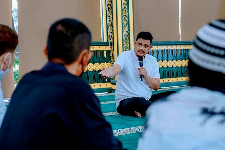 Kejahatan Jalanan meningkat, Wali Kota Medan Bobby Nasution menggelar rapat bersama Kapolrestabes Medan Kombes Valentino Alfa Tatareda, jajaran Kecamatan Medanamplas, perwakilan pengemudi ojol dan masyarakat di pendopo rumah dinasnya, Minggu (24/4/2022)