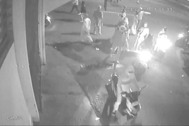 Rekaman CCTV aksi tawuran antara pemuda di Jalan Veteran, Kecamatan Pasar Kliwon, Kota Solo, Jawa Tengah (Jateng), pada Jumat (21/6/2024) sekitar pukul 03.30 WIB.
