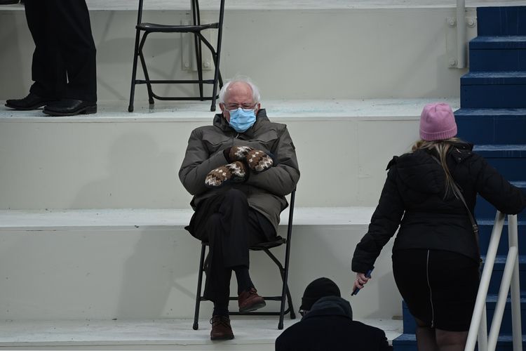 Senator Vermont Bernie Sanders tampak duduk sendirian saat menghadiri pelantikan Joe Biden di Capitol Hill, pada 20 Januari 2021.