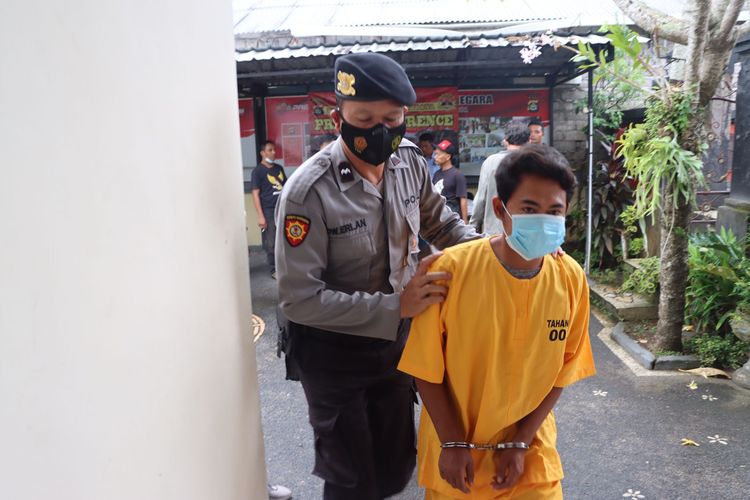 Pelaku penusukan di sebuah kedai di Desa Tegal Badeng Timur, Kecamatan Negara, Kabupaten Jembrana, Bali, saat diamankan polisi, Senin (11/7/2022).