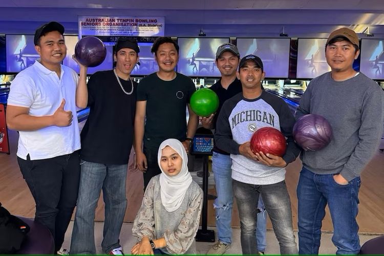 Muhammad Ary Utomo Panjaitan (kiri) sudah dianggap sebagai keluarga oleh teman serumah dan satu tempat kerjanya.