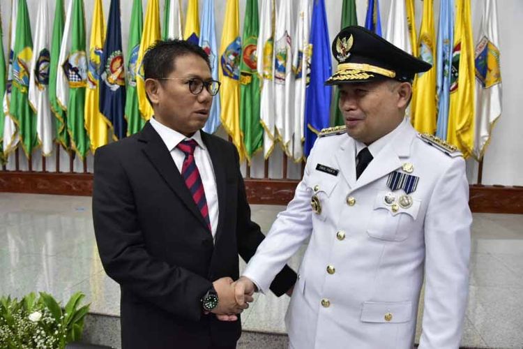 Ismail Pakaya yang baru dilantik sebagai Penjabat Gubernur Gorontalo (kanan) dan Hamka Hendra Noer yang digantikannya.