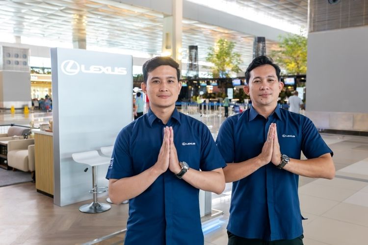 Petugas concierge Lexus Indonesia di Lexus Aero Concierge di Bandara Internasional Soekarno?Hatta siap membantu seluruh proses check-in pelanggan. 
