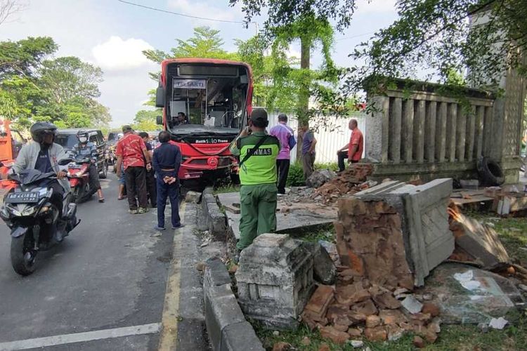Batik Solo Trans (BST) terlibat kecelakaan tunggal di Jalan Ir Sutami, Kecamatan Jebres, Kota Solo, Jawa Tengah, pada Selasa (14/3/2023).