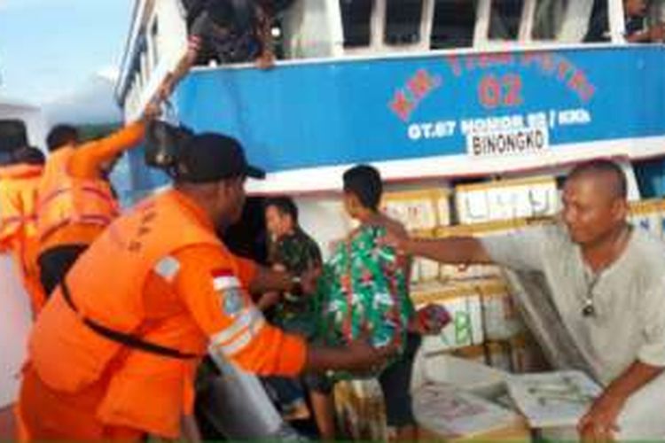 Tim SAR Pos Baubau mengevakuasi penumpang kapal yang mengalami mati mesin di perairan Buton