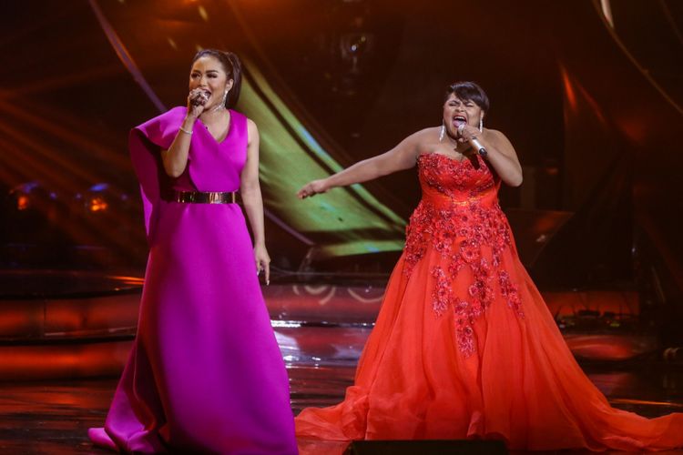 Joan dan Krisdayanti membawakan lagu Mahadaya Cinta pada Indonesian Idol 2018 di Jakarta, Senin (2/4/2018). Kompetisi pencarian bakat Top tersebut telah menyisakan tiga peserta yaitu Maria Simorangkir, Joanita Veroni, dan Ahmad Abdul. 

