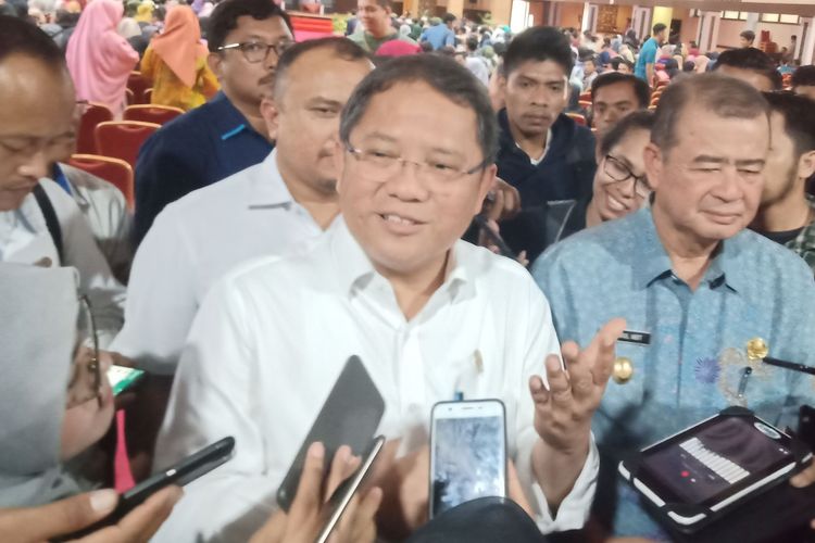 Menteri Kominfo Rudiantara didampingi Wakil Gubernur Sumbar Nasrul Abit saat diwawancara Kamis (11/04/2019) di Kampus UNP Padang