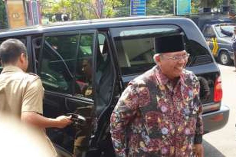 Bupati Malang, Rendra Kresna sesaat setelah tiba di Mapolres Malang Kota untuk menjalani pemeriksaan, Senin (7/11/2016)