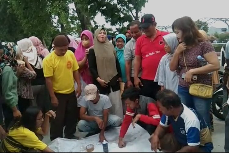 Saat warga Pusponjolo Timur Kelurahan Cabean, Semarang Barat, Kota Semarang berada di jembatan yang akan dibongkar Satpol PP Kota Semarang. Kamis (8/9/2022)