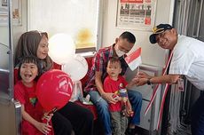 HUT Ke-79 RI, Penumpang KRL Dapat Balon dan Cokelat