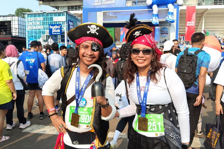 Tampil Nyentrik, Pasutri Ini Lari Half Marathon Pakai Kostum Bajak Laut di JRF 2026