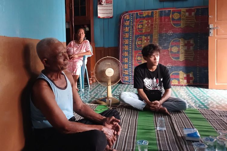Orang tua Aditya, Suminto (kiri) dan Sekar (tengah), saat ditemui di rumah duka di Desa Cungkup, Kecamatan Pucuk, Lamongan, Jawa Timur, Senin (5/2/2024).
