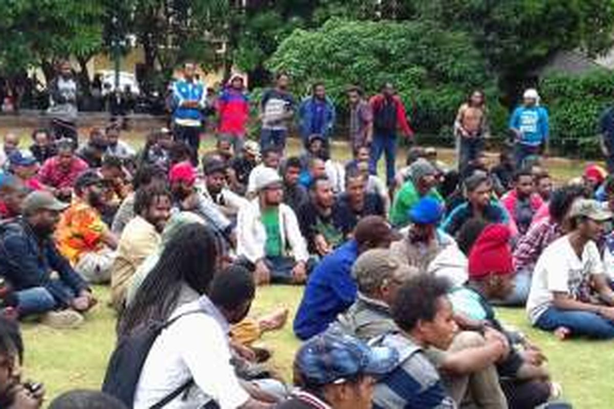 (istimewa) sejumlah mahasiswa asal papua saat di Mapolda Met