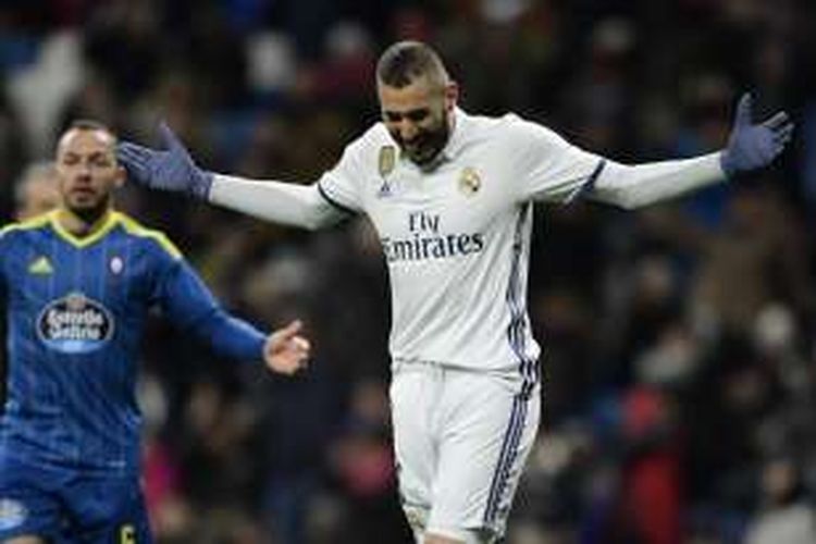 Reaksi striker Real Madrid, Karim Benzema, setelah gagal mencetak gol ke gawang Celta Vigo poada leg pertama babak perempat final Copa del Rey di Stadion Santiago Bernabeu, Madrid, Rabu (18/1/2017).
