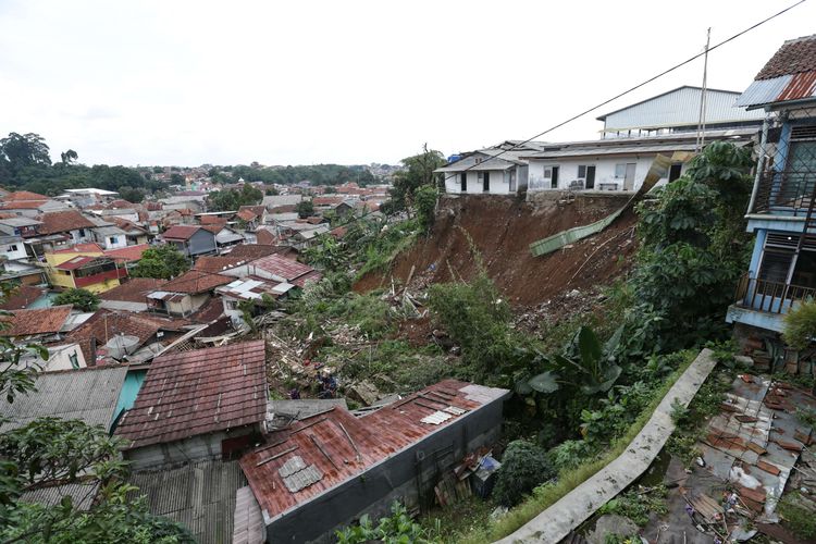 Lokasi tanah longsor terjadi di Gang Barjo, Kelurahan Kebon Kalapa, Kecamatan Bogor Tengah, Kota Bogor, Jawa Barat, Jumat (14/10/2022). Sebanyak delapan orang warga Gang Barjo, Kampung Kebon Jahe, Kelurahan Kebon Kalapa, Kecamatan Bogor Tengah, Kota Bogor, tertimbun longsor.