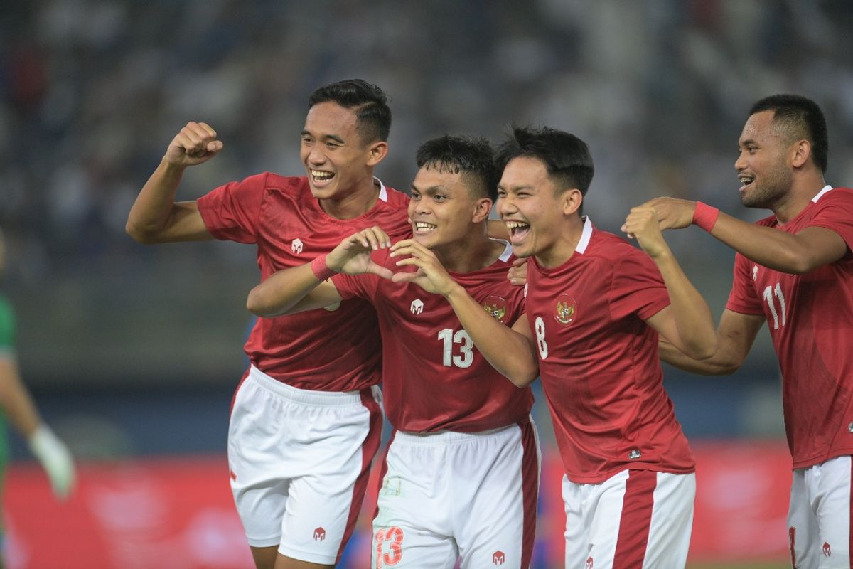 Para pemain timnas Indonesia merayakan gol ke gawang Kuwait pada laga Grup A Kualifikasi Piala Asia 2023 di Stadion Internasional Jaber Al-Ahmad, Kuwait City, Rabu (8/6/2022) malam WIB.