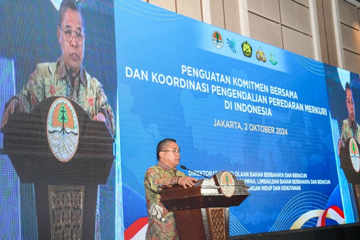 Wakil Menteri Lingkungan Hidup dan Kehutanan, Alue Dohong dalam acara Penguatan Komitmen Bersama dan Koordinasi Pengendalian Peredaran Merkuri di Indonesia yang digelar di Jakarta, Rabu (2/10/2024). 