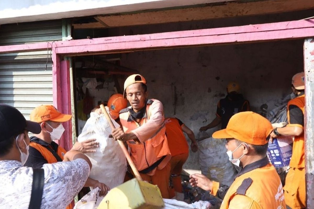 Lapak barang bekas di Jalan Metro Raya, RW 009 Kelurahan Kayu Putih, Kecamatan Pulogadung, Jakarta Timur, ditutup. Lurah Kayu Putih Tuti Sugihastuti mengatakan, penutupan dilaksanakan pada Senin (19/9/2022) kemarin. 