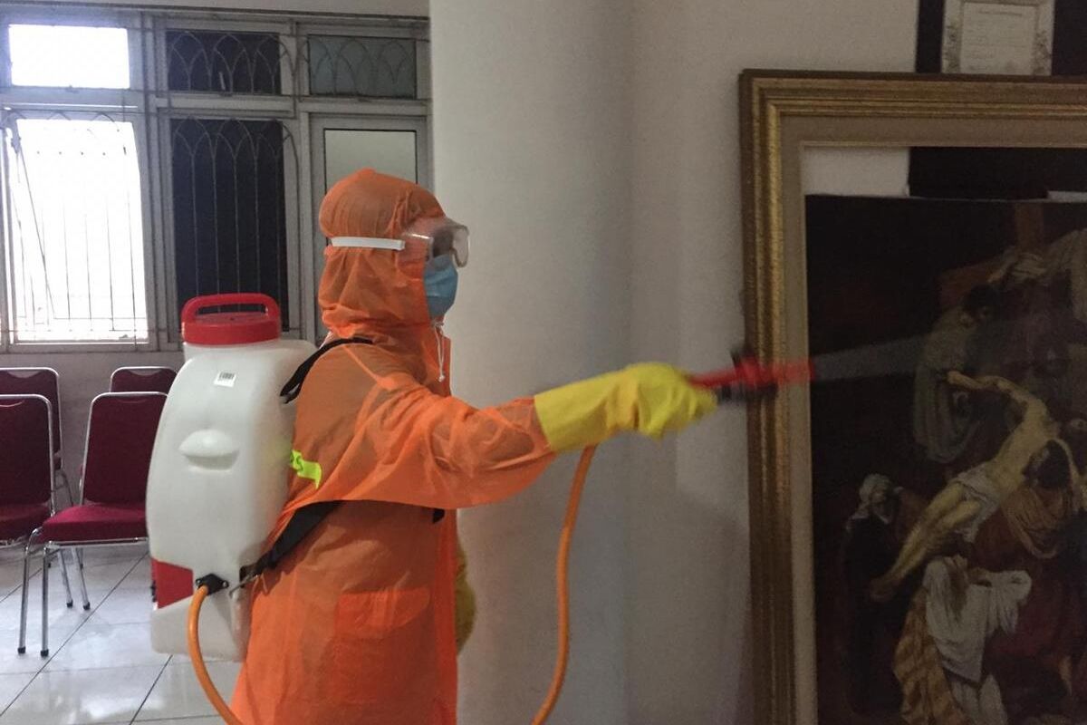 Angel dan relawan Gereja Melawan Covid-19 (GMC) menyemprotkan desinfektan di rumah ibadah di kawasan Jakarta