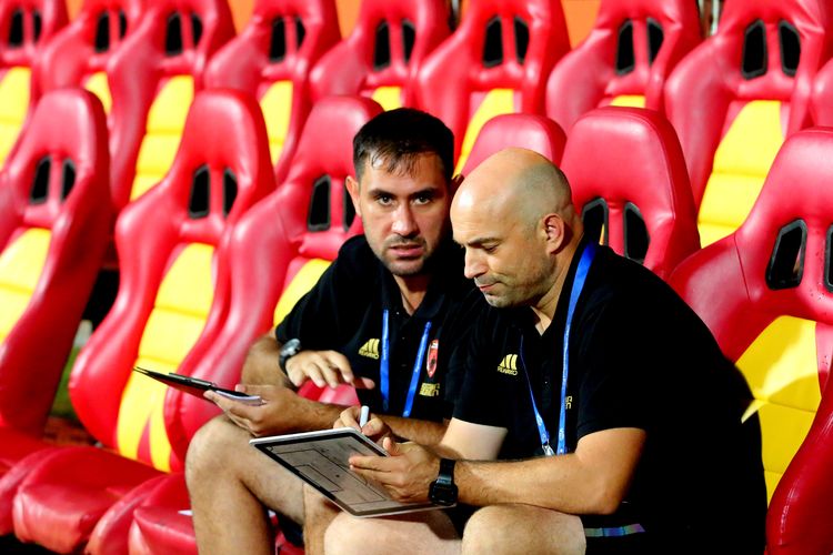 Pelatih PSM Makassar Bernardo Tavares berdiskusi dengan asistennya Paulo Renato saat jeda pertandingan pekan ke-32 Liga 1 2022-2023 yang berakhir dengan skor 1-3 di Stadion Gelora Ratu Pamelingan Pamekasan, Jumat (31/3/2023) malam.