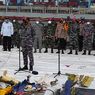 KRI Parang Serahkan 3 Kantong Berisi Barang Pribadi Penumpang Sriwijaya Air ke Basarnas