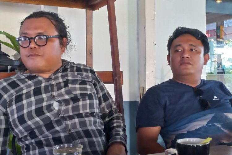 Parluhutan Banjarnahor (Kiri) dan Gifson Aruan selaku Kuasa Hukum tersangka korupsi Kadishub Pematangsiantar Julham Situmorang saat ditemui di Jalan Tenis Pematangsiantar, Sumatera Utara, Selasa (29/7/2025).