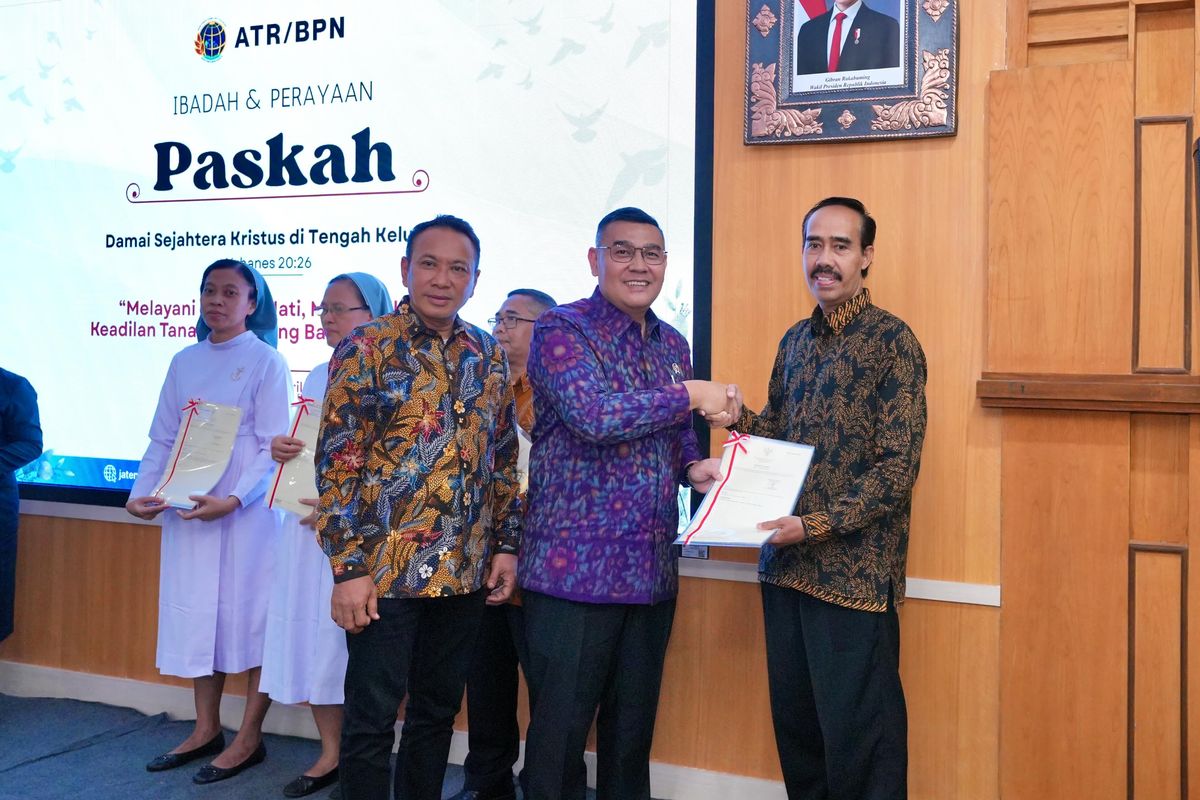 , Wakil Menteri Agraria dan Tata Ruang/Wakil Kepala Badan Pertanahan Nasional (Wamen ATR/Waka BPN), Ossy Dermawan, menyerahkan sertipikat untuk Gereja Injili di Tanah Jawa (GITJ) Kayuapu Kudus, yang telah berdiri sejak tahun 1853.