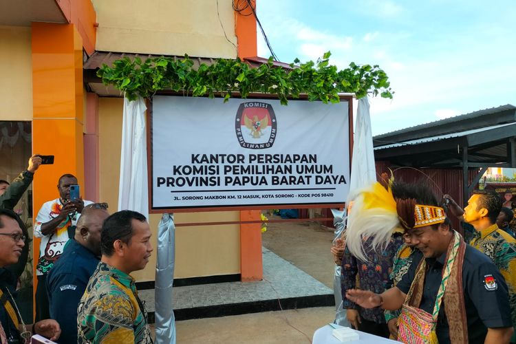 Sekjen KPU RI saat Meresmikan Kantor KPU Persiapan Papua Barat Daya 