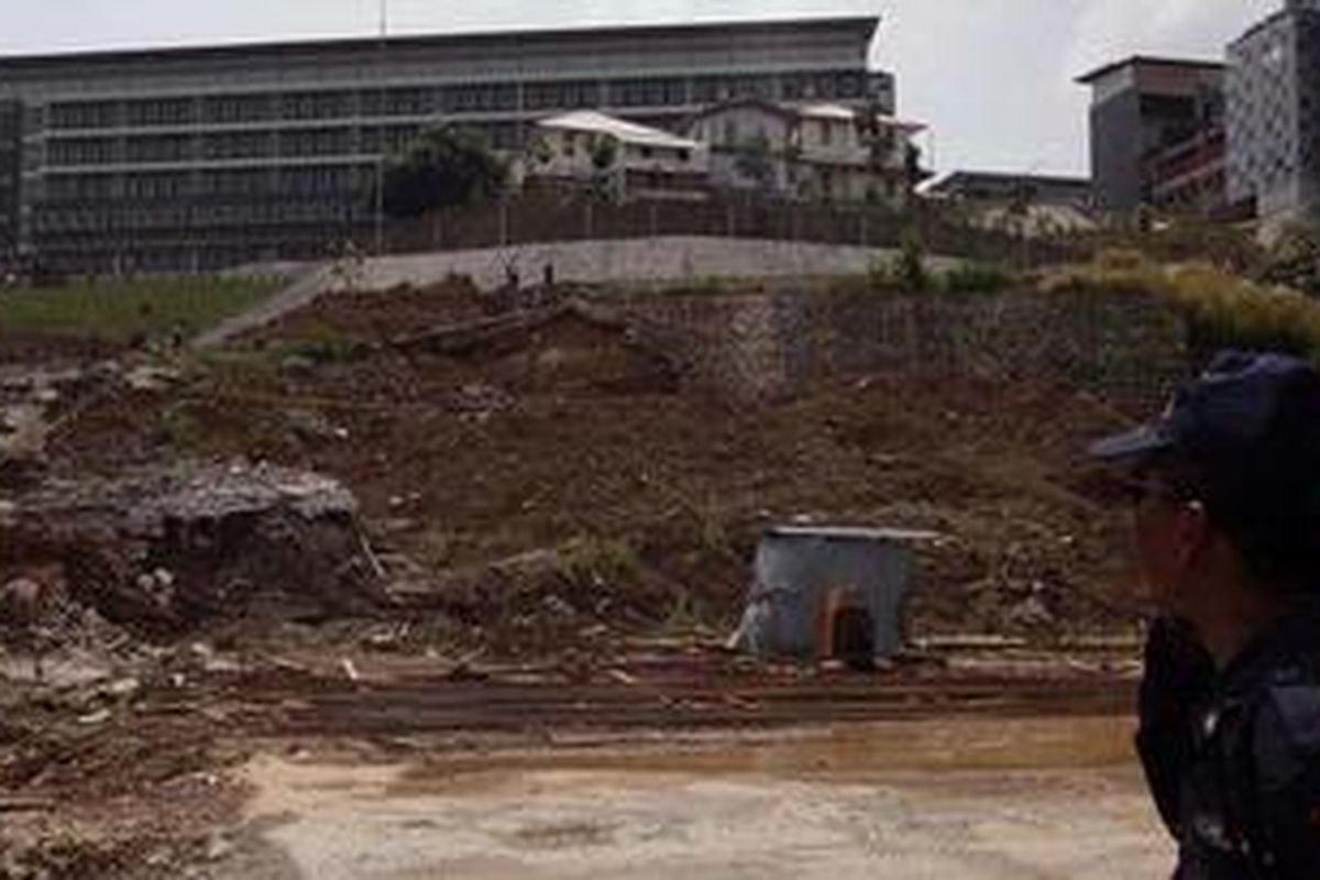 Proyek pembangunan kompleks olahraga terpadu Hambalang di Kecamatan Citereup, Kabupaten Bogor, Jawa Barat, Rabu (30/5). Proyek senilai Rp 1,175 triliun tersebut menghadapi beberapa persoalan antara lain amblasnya tanah di area Power House III dan fondasi lapangan bulu tangkis seluas 1.000 meter persegi periode Desember 2011. Selain itu proyek ini kini tengah didalami oleh Komisi Pemberantasan Korupsi perihal dugaan suap oleh anggota DPR.Kompas/Lucky Pransiska (UKI)30 Mei 2012