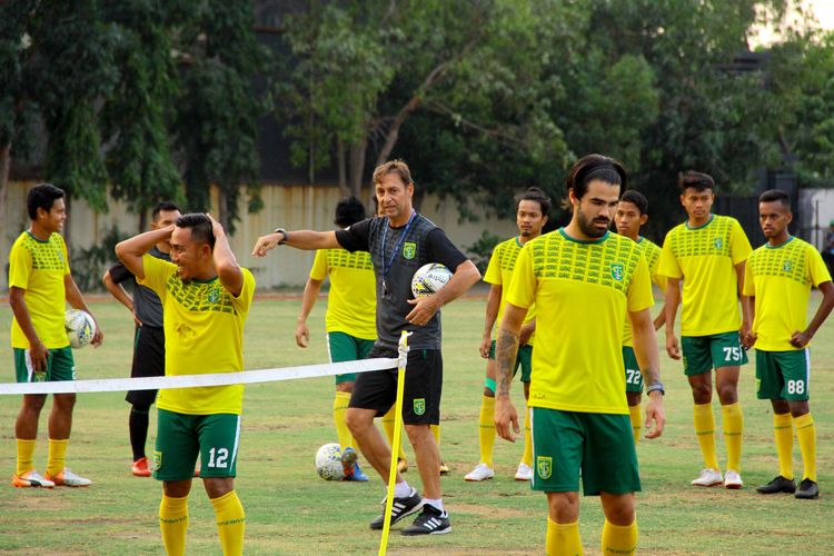 Wolfgang Pikal, asisten pelatih baru Persebaya Surabaya Alfred Riedl pertama kali memimpin latihan di Lapangan Mapolda Jawa Timur Surabaya, Rabu (04/05/2019) sore.