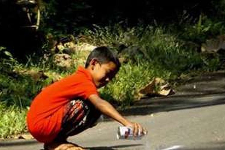 Aksi bocah mengecat lubang jalan menuai pujian netizen.