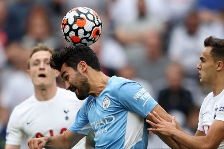 Pemain Man City, Ilkay Guendogan (kiri), berduel dengan Sergio Reguilon dalam laga Tottenham Hotspur vs Manchester City pada pekan perdana Liga Inggris 2021-2022. Terbaru, Reguilon dipinjam Manchester United untuk musim 2023-24.