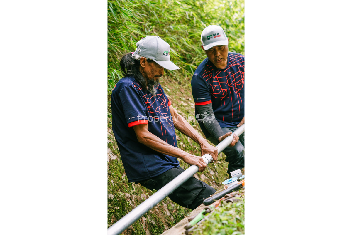 Warga Dusun Kubangsari bergotong royong melakukan penyesuaian dan penyambungan pipa baja galvanis di jalur yang rawan rusak.