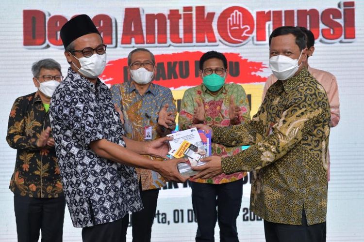 Mendes PDTT Abdul Halim Iskandar bersama Wakil Ketua KPK Alexander Marwata, Gubernur DIY Sri Sultan Hamengkubuwono X, Bupati Bantul Abdul Halim Muslih, Lurah Panggungharjo Wahyudi meluncurkan Desa Antikorupsi di Kampoeng Mataraman, Desa Panggungharjo, Bantul, Yogyakarta, Rabu (1/12/2021).