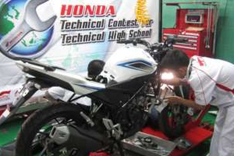 Salah satu peserta dalam gelaran Final Uji Kompetensi Teknik Sepeda Motor bagi siswa SMK yang mengimplementasikan Kurikulum Teknik Sepeda Motor (KTSM) Honda.