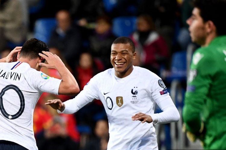 Kylian Mbappe merayakan gol Florian Thauvin pada pertadingan Andorra vs Perancis dalam lanjutan kualifikasi Euro 2020 di Stadion Nasional Andorra La Vella, 11 Juni 2019. 