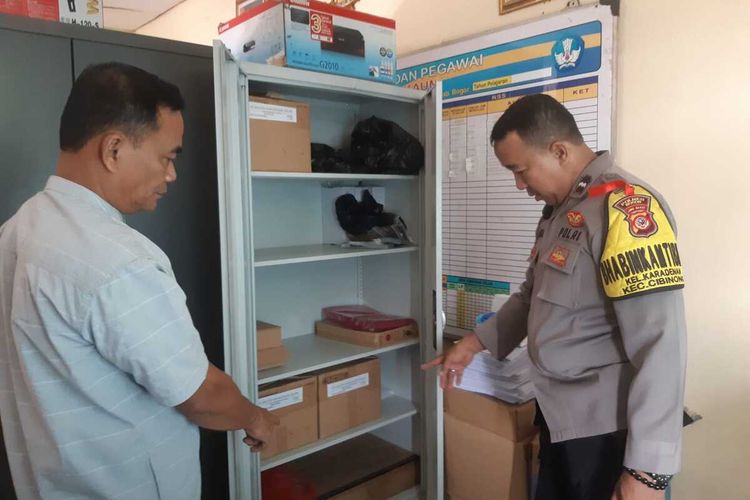 Petugas kepolisian sedang melakukan olah tempat kejadian perkara kasus pencurian di SDN Karadenan Kaum Pandak, Jalan Raya Pemda Karadenan, Kecamatan Cibinong Kabupaten Bogor, Jawa Barat, Jumat (28/4/2023).