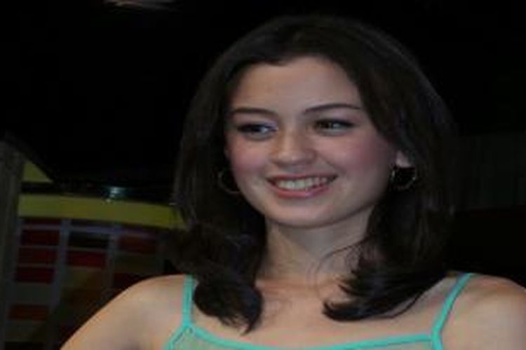 Kimberly Ryder diabadikan usai diwawancara di Studio Palem, Jalan Flamboyan, Kemang Utara X, Jakarta Selatan, Rabu (24/12/2014).