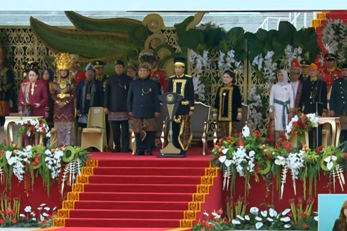 Menteri Pertahanan Prabowo Subianto berdiri di samping Presiden Joko Widodo saat upacara HUT ke-79 RI di Istana Negara Ibu Kota Nusantara (IKN) Kalimantan Timur, Sabtu (17/8/2024).
