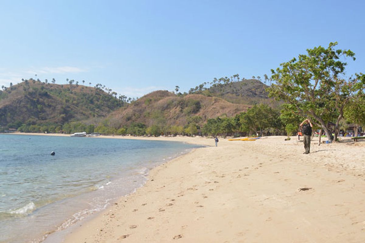 Hamparan pantai pasir putih Waecicu, di Labuan Bajo, NTT sangat potensial menarik wisatawan untuk berwisata bersama keluarga, Rabu (30/8/2017).