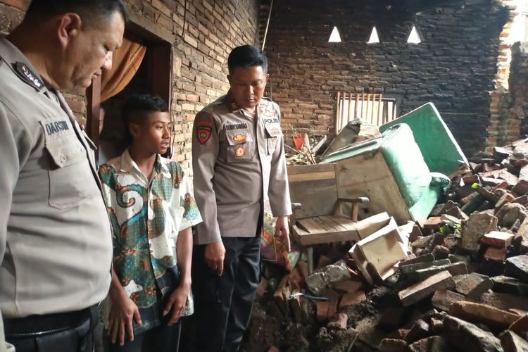 Polisi saat mendatangi rumah yang terkena longsor dan menyebabkan anak 7 tahun tewas di Wagir, Kabupaten Malang, Jawa Timur, Senin (29/1/2024)