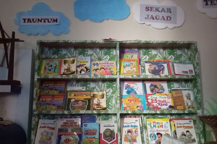 Beberapa koleksi buku anak di Kids Zone, Museum Tekstil
