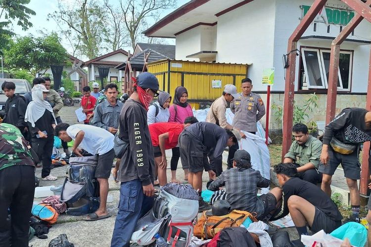 Petik Edelweiss, 13 Pendaki Tambora Di-blacklist 1 Tahun