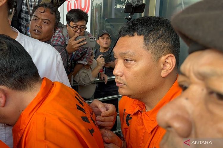 Tersangka kasus dugaan pemerasan terkait pengurusan sertifikat keselamatan dan kesehatan kerja (K3) di lingkungan Kementerian Ketenagakerjaan sekaligus Koordinator Bidang Kelembagaan dan Personel K3 Kemenaker tahun 2022-2025, Irvian Bobby Mahendro (kanan) saat berjalan menuju mobil tahanan di Gedung Merah Putih KPK, Jakarta, Jumat (22/8/2025). 