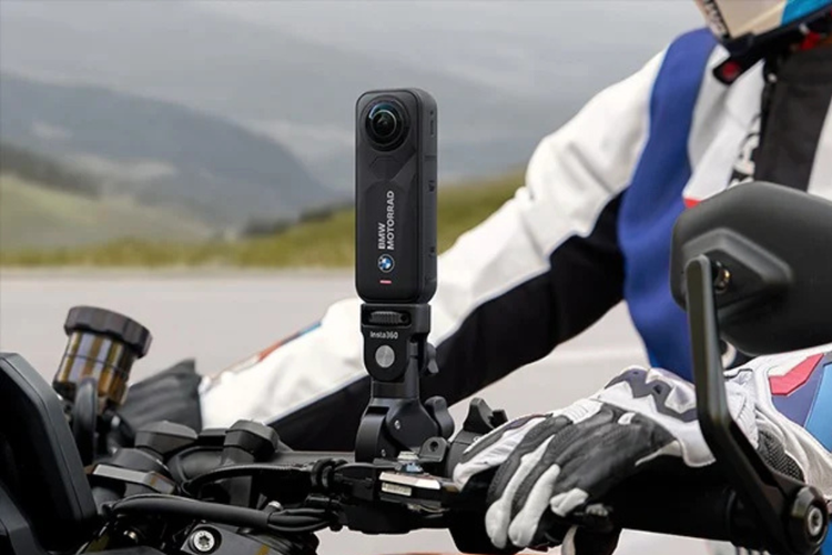 Kamera aksi Insta360 X5 BMW Motorrad Edition dirancang khusus untuk pengendara motor alias rider.  Oleh karena itu, kamera ini hadir dengan sejumlah fitur baru yang berfungsi untuk menunjang aktivitas mereka saat berkendara di jalan raya. 