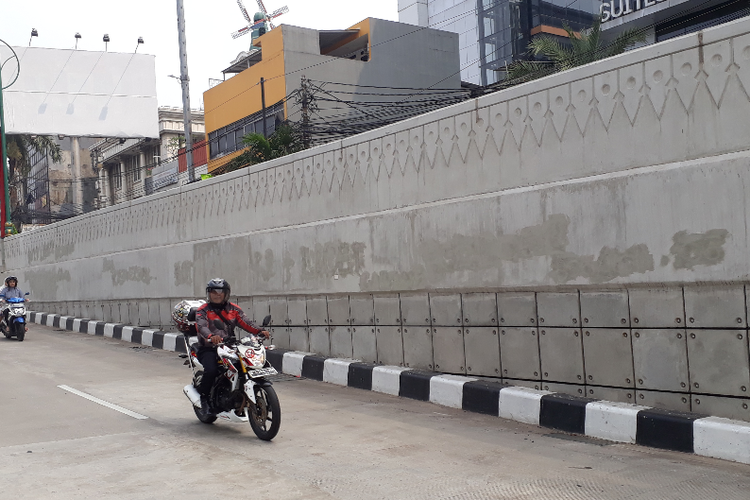 Kondisi underpass Mampang-Kuningan setelah coretan-coretan yang mengotorinya dibersihkan petugas PPSU, Minggu (3/6/2018).