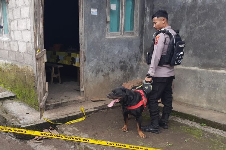Rumah Jumiyem yang ditemukan tewas dengan luka di beberapa bagian tubuh di Desa Gubuk, Kecamatan Cepogo, Kabupaten Boyolali, Jawa Tengah, dipasangi garis polisi, Kamis (6/4/2023).