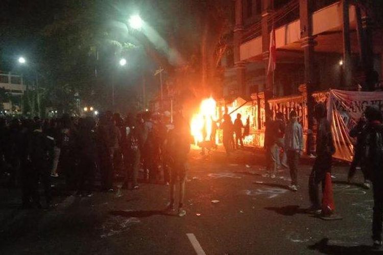 Massa Arek-Arek Malang Turun Ke Jalan saat menggelar aksi demo tolak UU TNI depan Gedung DPRD Kota Malang, Minggu (23/3/2025). Hingga memasuki malam hari, aksi massa makin ricuh. 