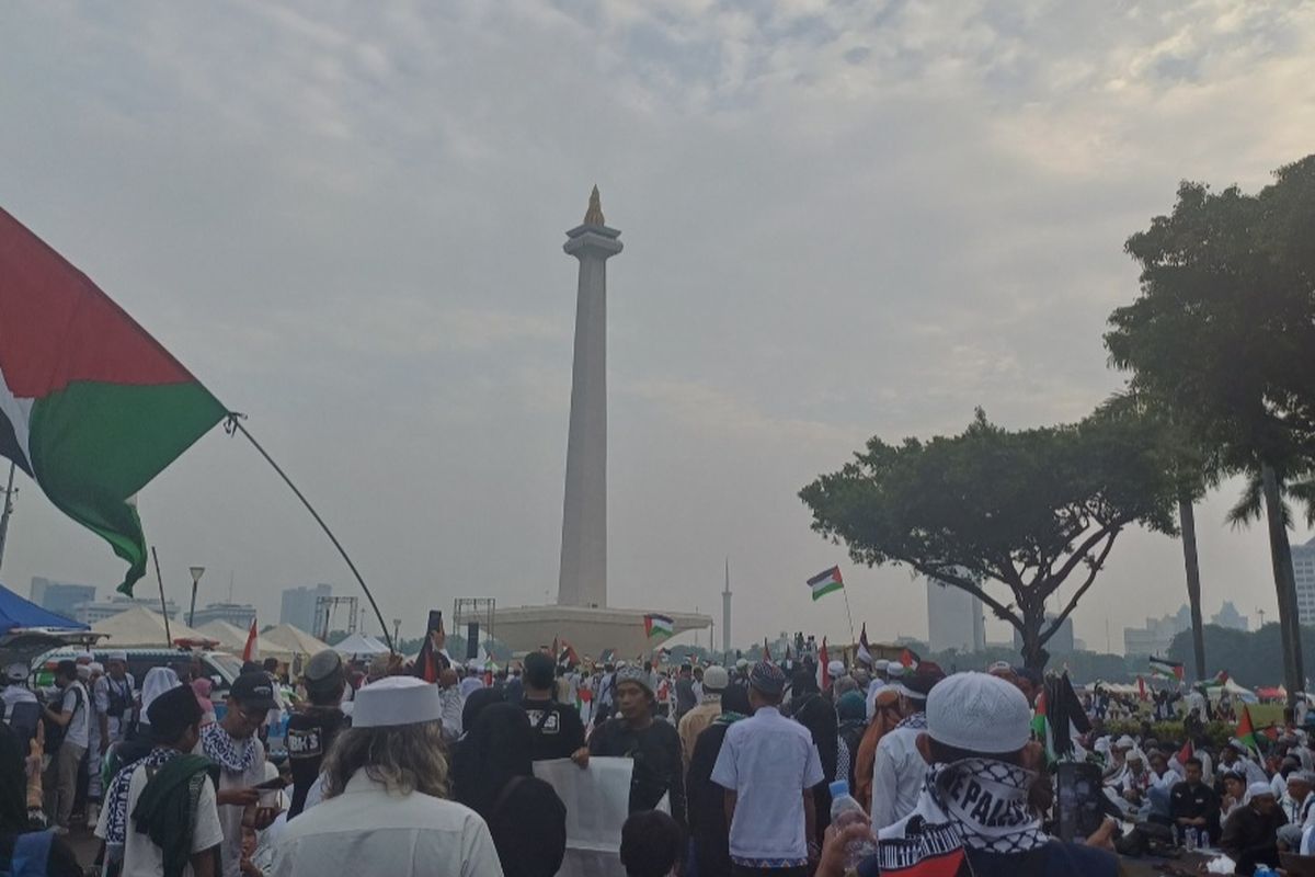 Ribuan peserta aksi munajat kubro Persaudaraan Alumni (PA) 212 memadati kawasan Monas, Jakarta Pusat, Sabtu (2/12/2023).